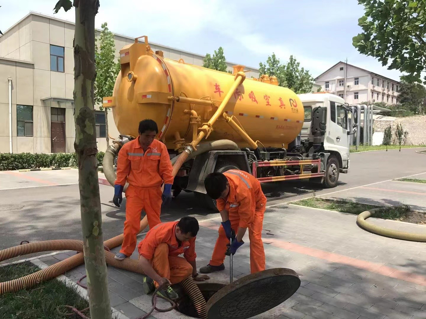 沌口管道疏通车停在窨井附近