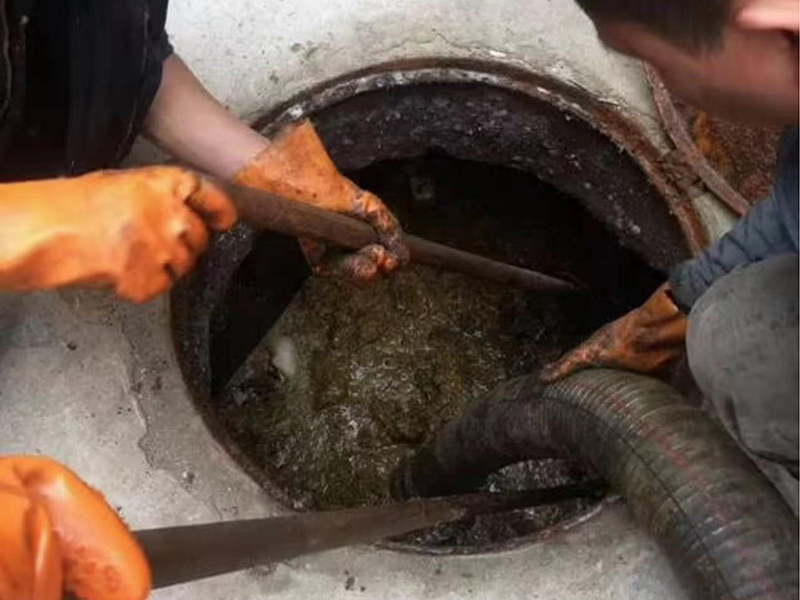 沌口清理化粪池时如何避免沼气的危害？